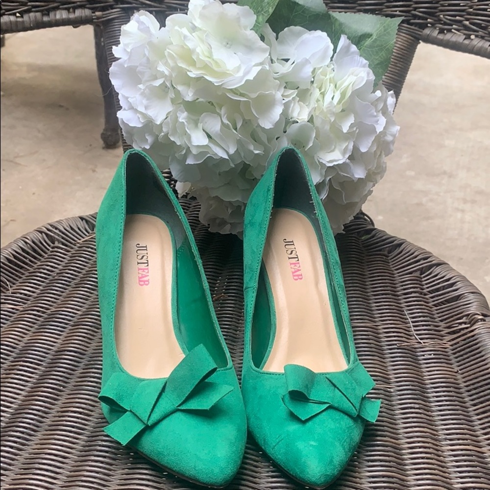 JustFab emerald green suede feel three inch heels